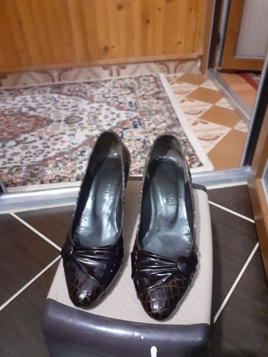 Pantofi maro din piele.