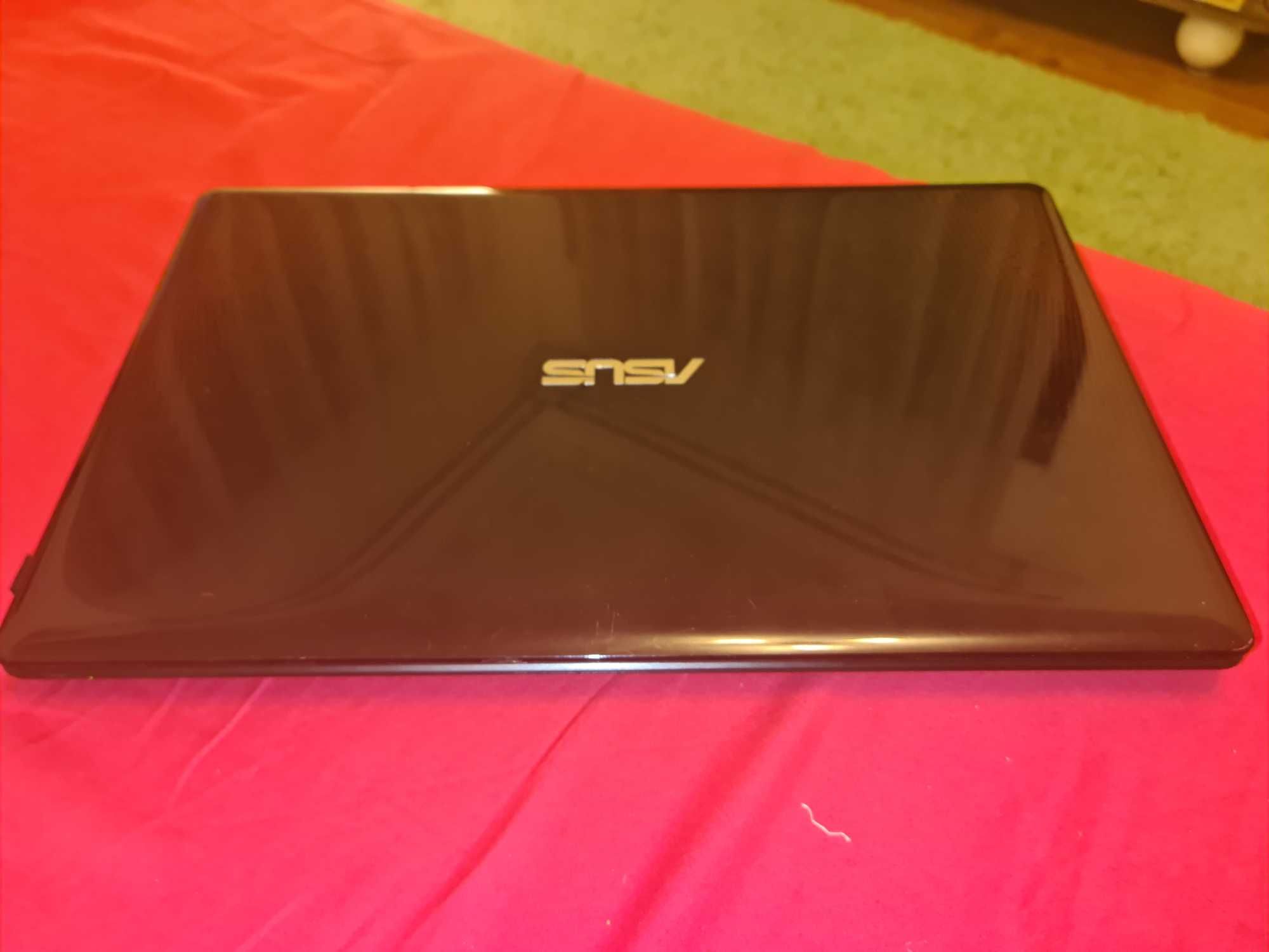 Vand laptop ASUS F550V