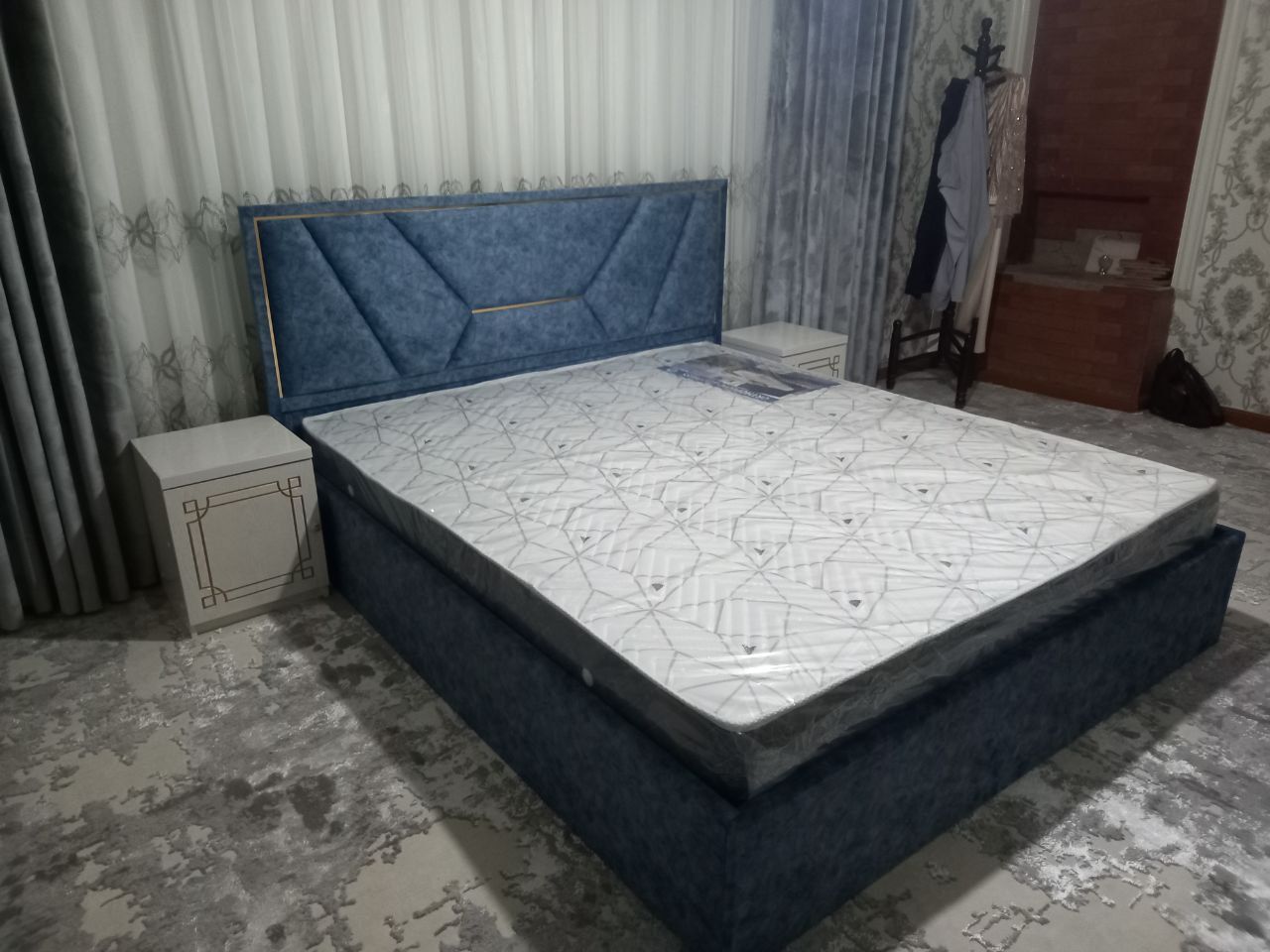 Xaytek spalniy divan, Razmeri 210 x 170 sm. 100% mdf.