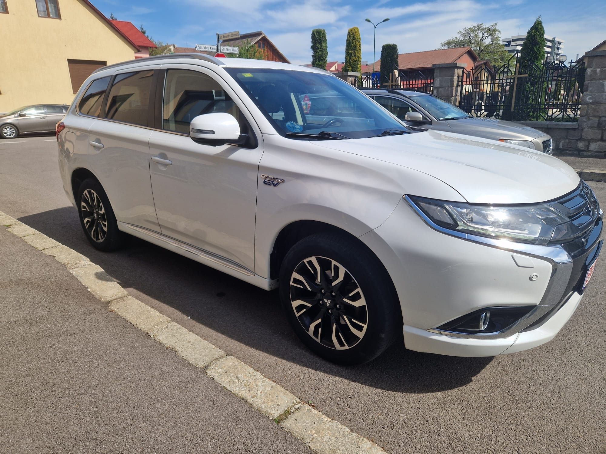 Mitsubishi Outlander 2.0L 4WD Plug-In-Hibrid