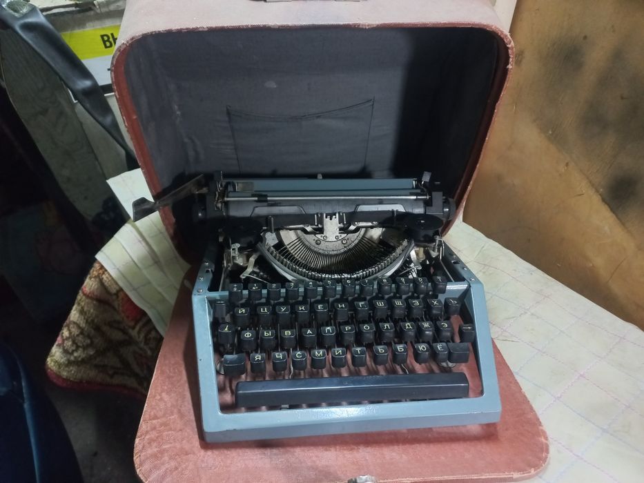 Ретро печатная машинка1971года