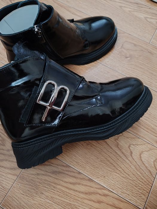 Полусапожки, ботинки. Натуральный мех, лакированная натуральная кожа.