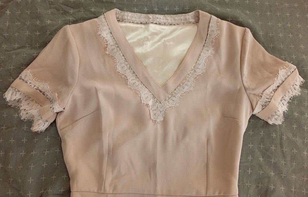 Рокля - с дантелена декорация бежова