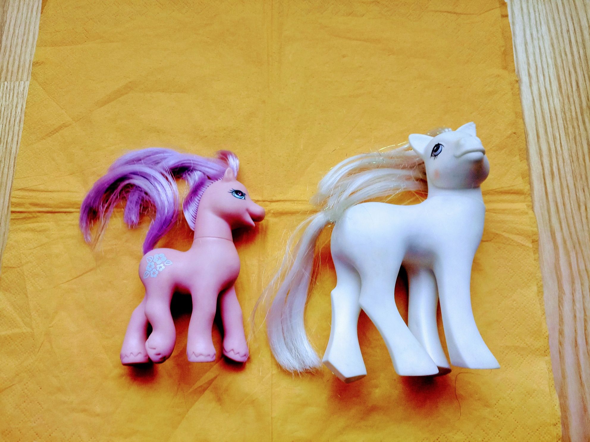 2 caluti- Little pony-Hasbro- 89 cel alb si Hasbro-1997 cel roz.