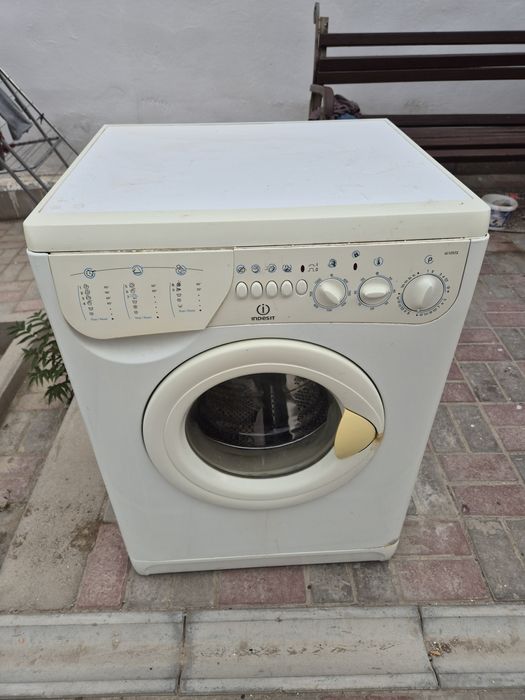 Продаю б/у стиралку Indesit