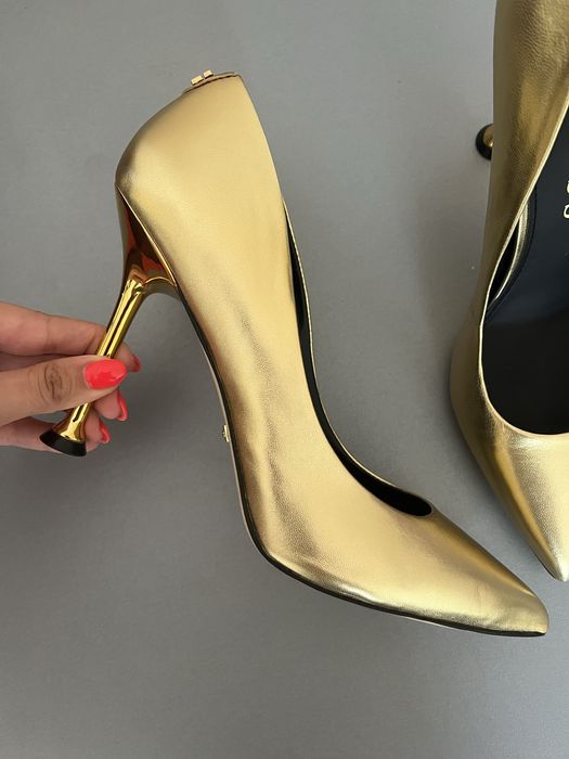 Златни обувки на висок ток Guess