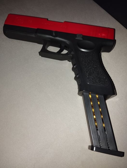 Pistol tip nerf cu gloante din burete