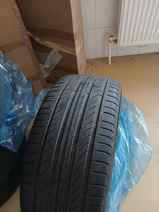 Vând cauciucuri 245/45R18