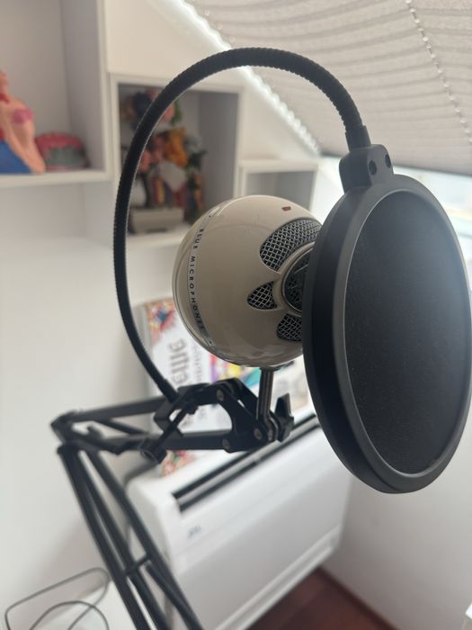 Подкаст микрофон Blue Snowball със стойка за бюро