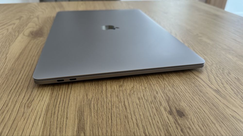 Apple MacBook Pro A1707 | 15” | i7 | 1TB | 16GB