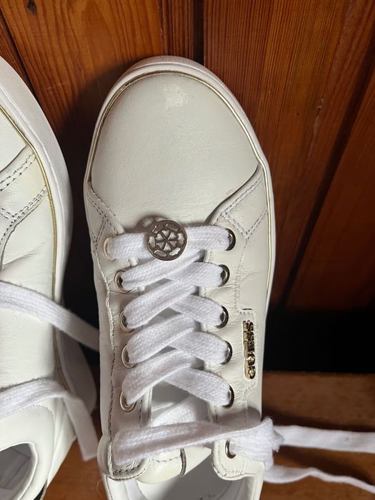 Страхотни сникърси на Guess