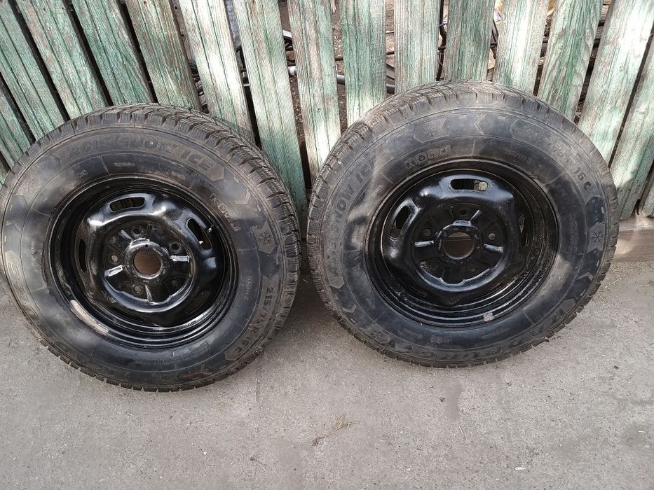 Vând 2 cauciucuri cu genti 215/75r16 C m+s de Ford transit an 2021 n