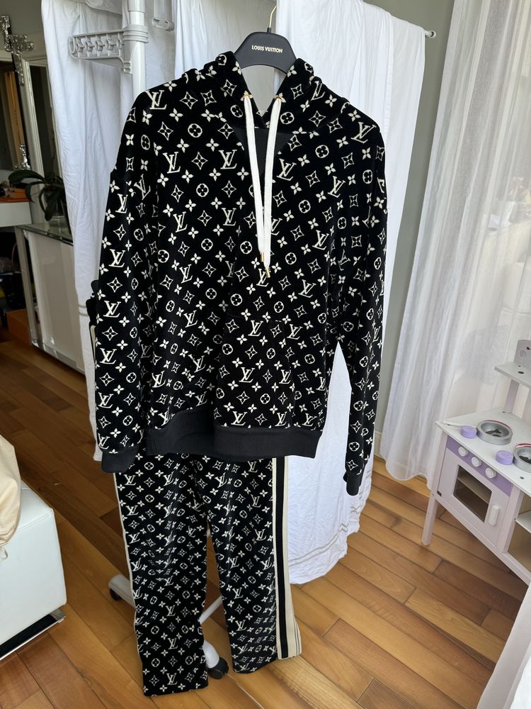 Louis Vuitton спортен костюм