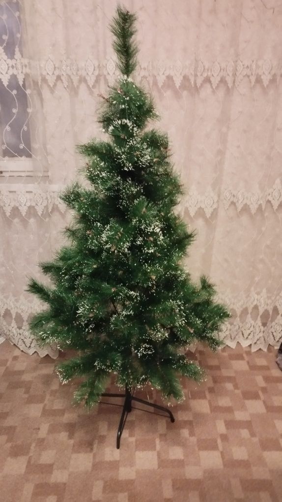 Продам  новую очень красивую  ёлку высотой в 1м.65см..за 7000