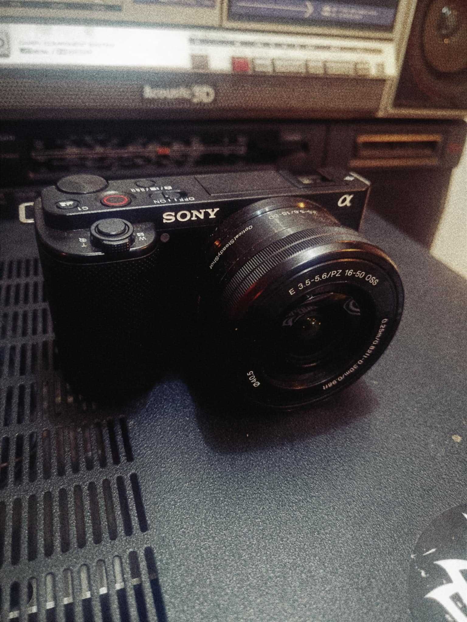 Продавам камера Sony ZV-E 10