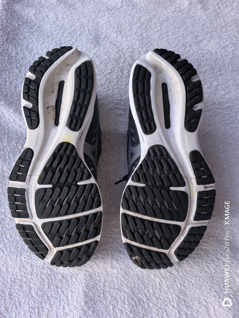 Спортни обувки Mizuno унисекс номер 39 стелка 25см в отлично състояние
