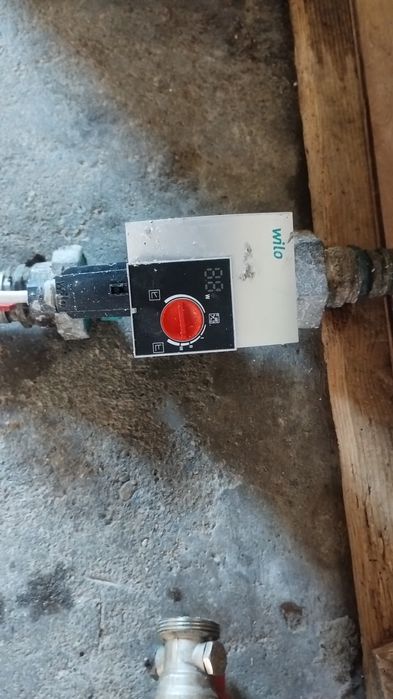 Vând termosemineu pe lemne cu pompa