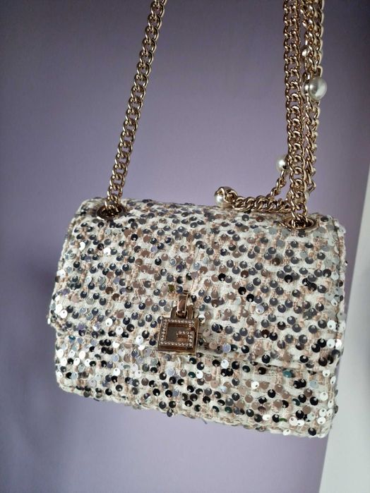 Нова чанта Guess с пайети и перли