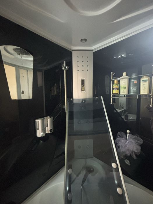 Cabina de dus cu cadita