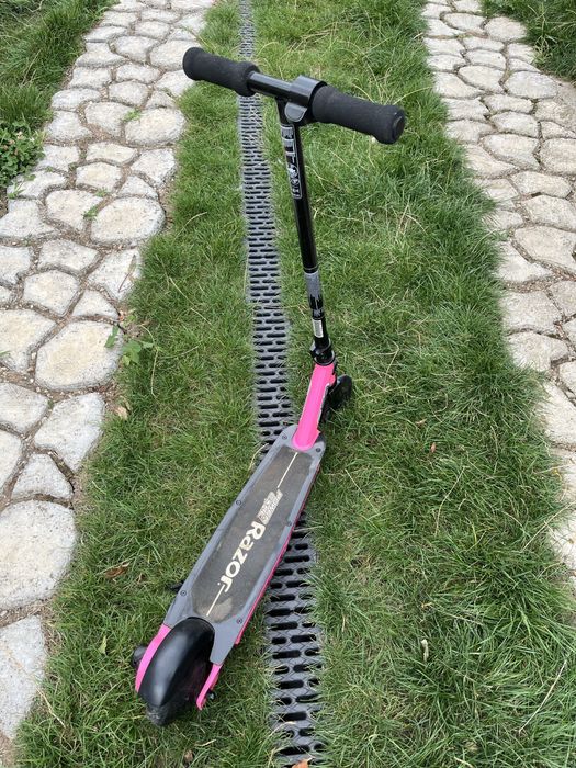 Vand trotineta electrica pentru copii in stare impecabila.