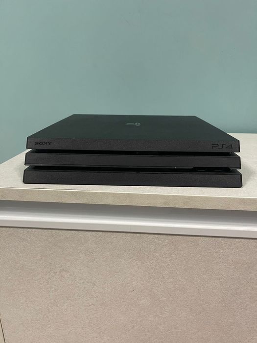 PlayStation 4, 2 джойстика, 3 игры