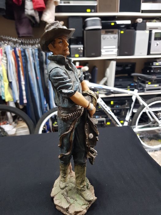 Оригинални статуи на Даниел монфорд