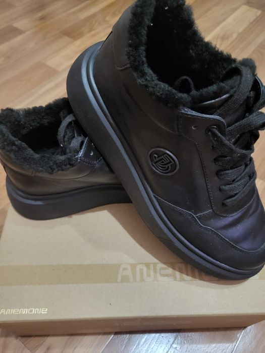 Продам женские зимние ботинки