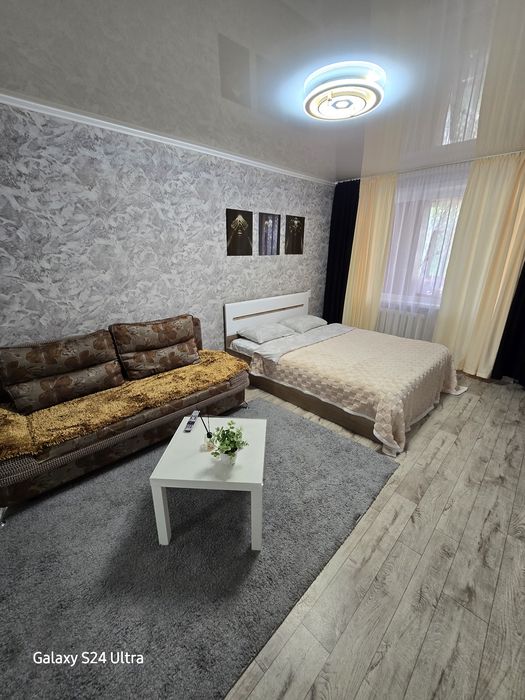 1-но комнатная квартира.1 этаж. Посуточно. 1 этаж с балконом. 10000т.