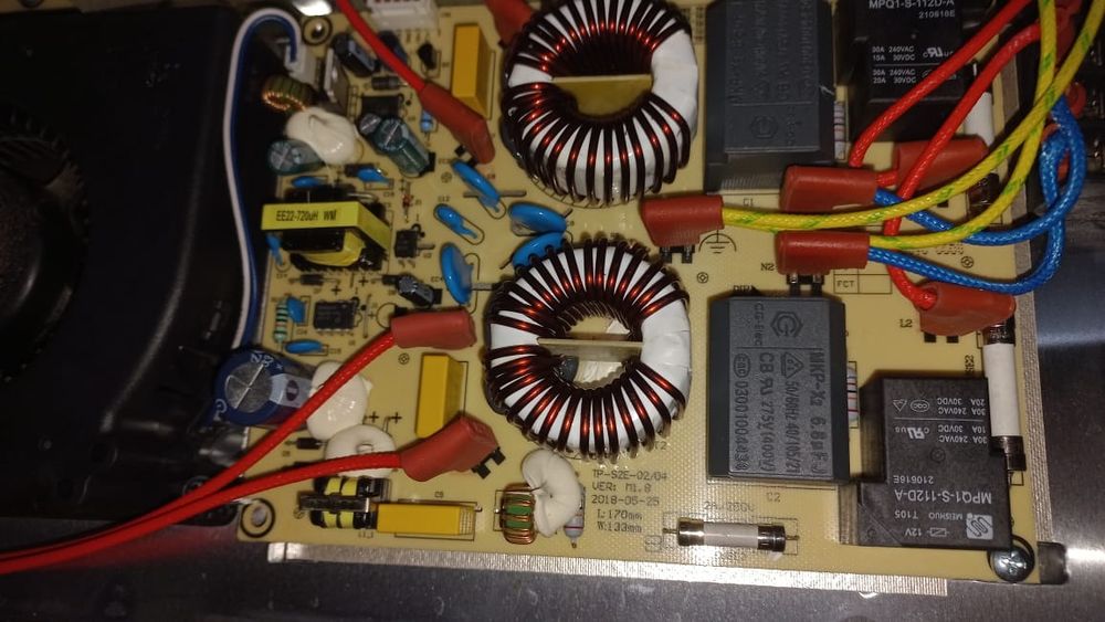 Продам Электроплиту на запчасти стекло треснуло с краю по всей длине.