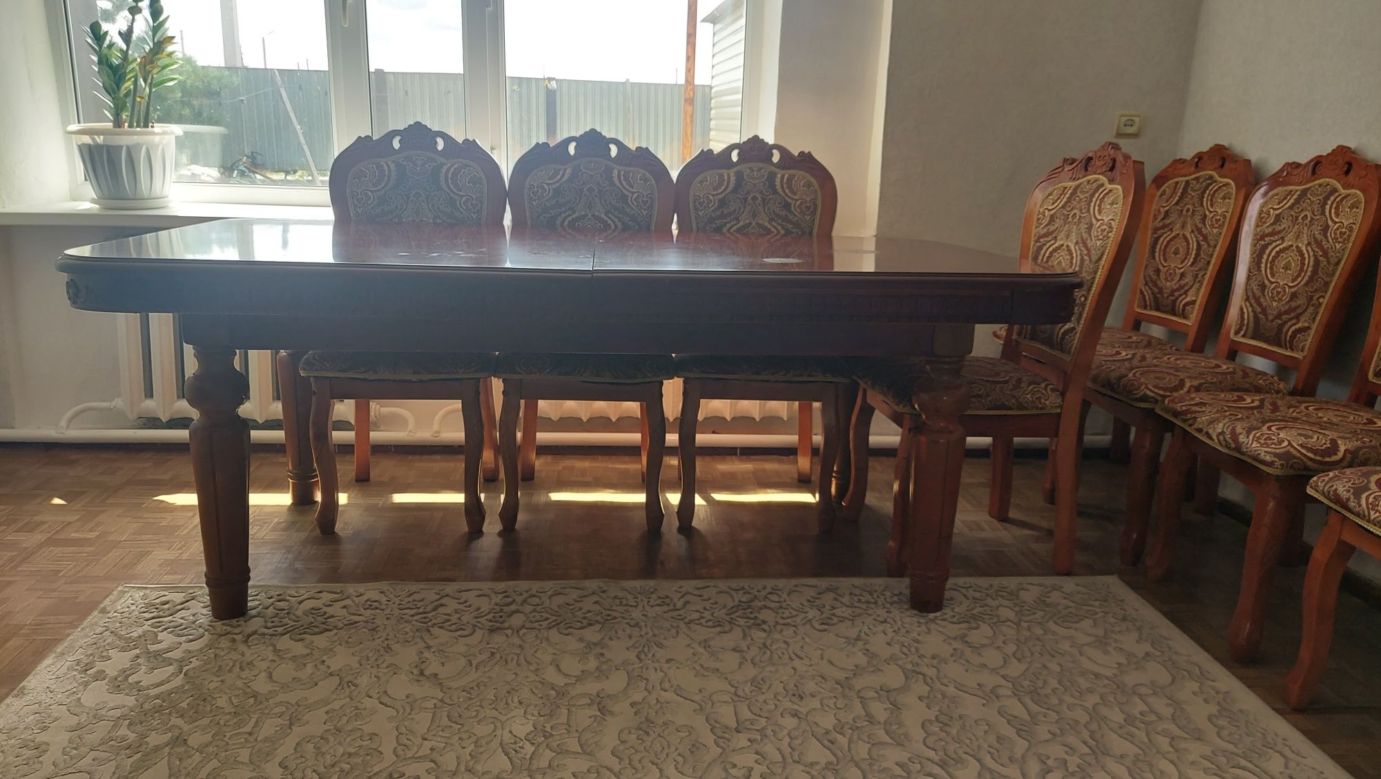 Стол с 12 стульями