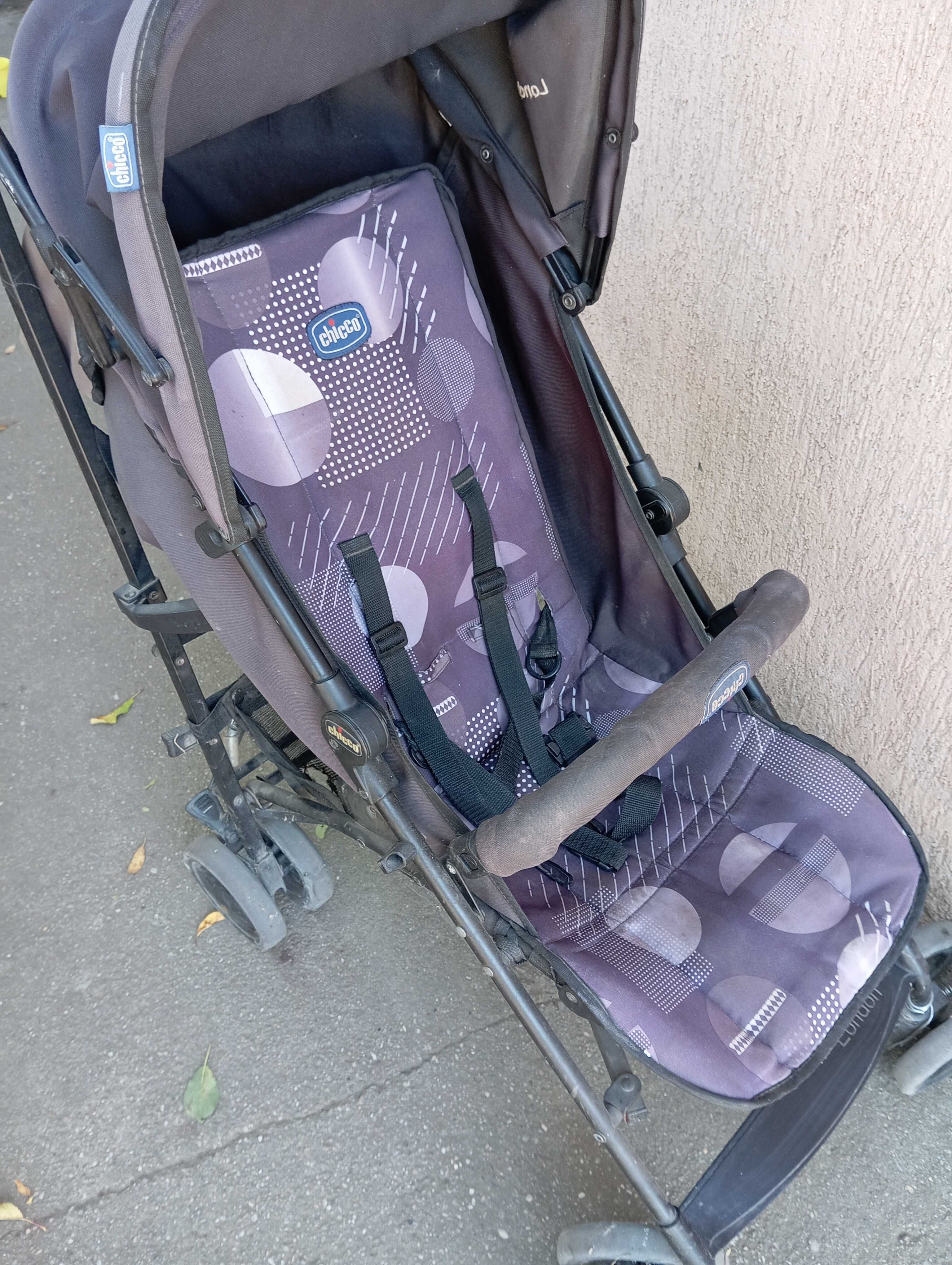 Vând cărucior tip umbrela Chicco