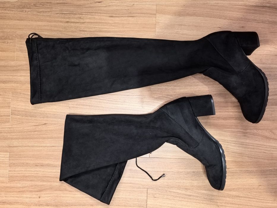 Продавам елегантни черни велурени ботуши на ток.