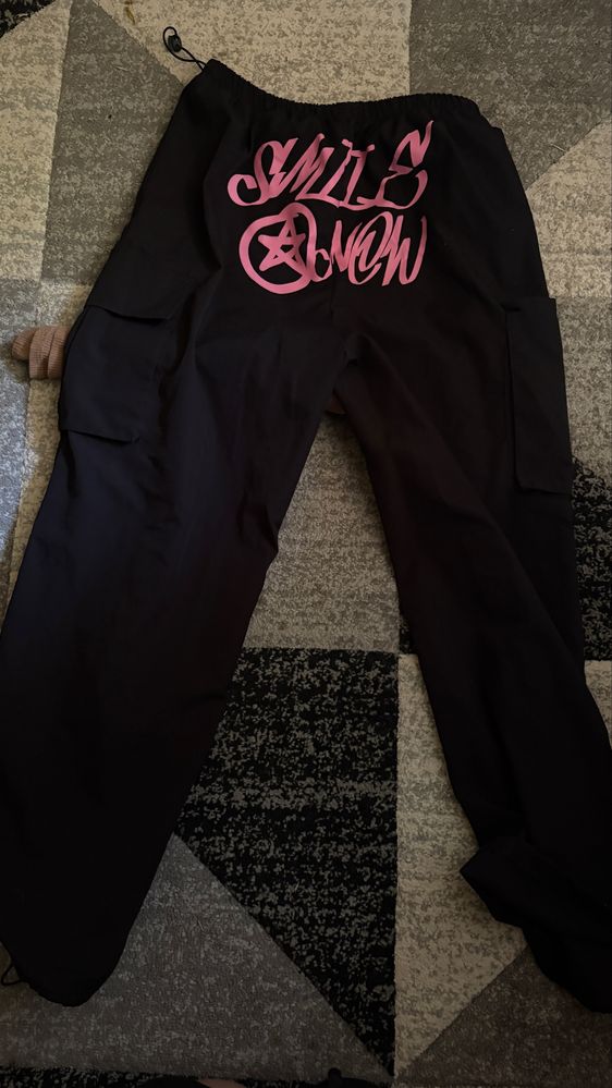 Pantaloni cargo din fâș cu scris pe spate mărimea L ca si noi