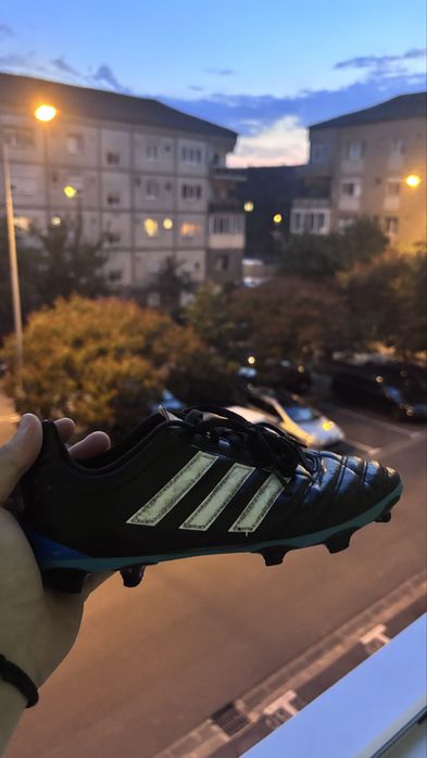 Ghete de fotbal adidas pentru copii