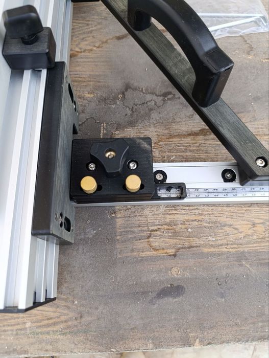 Параллельный упор для циркулярного стола.