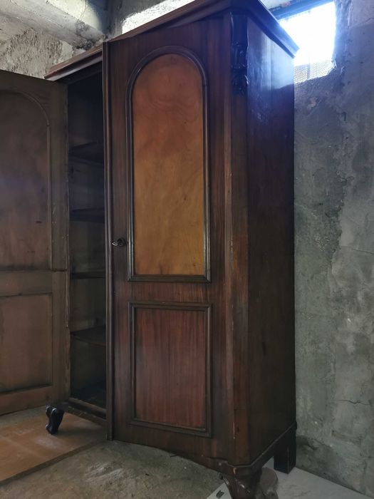 Dulap antic de peste 140 de ani