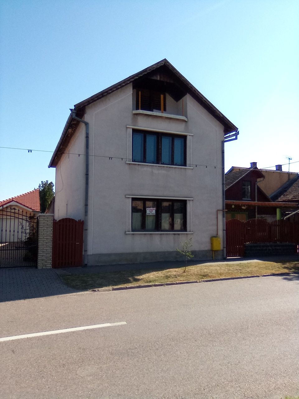 De vânzare:2 case de locuit. Casa de locuit și casa de locuit P+E1