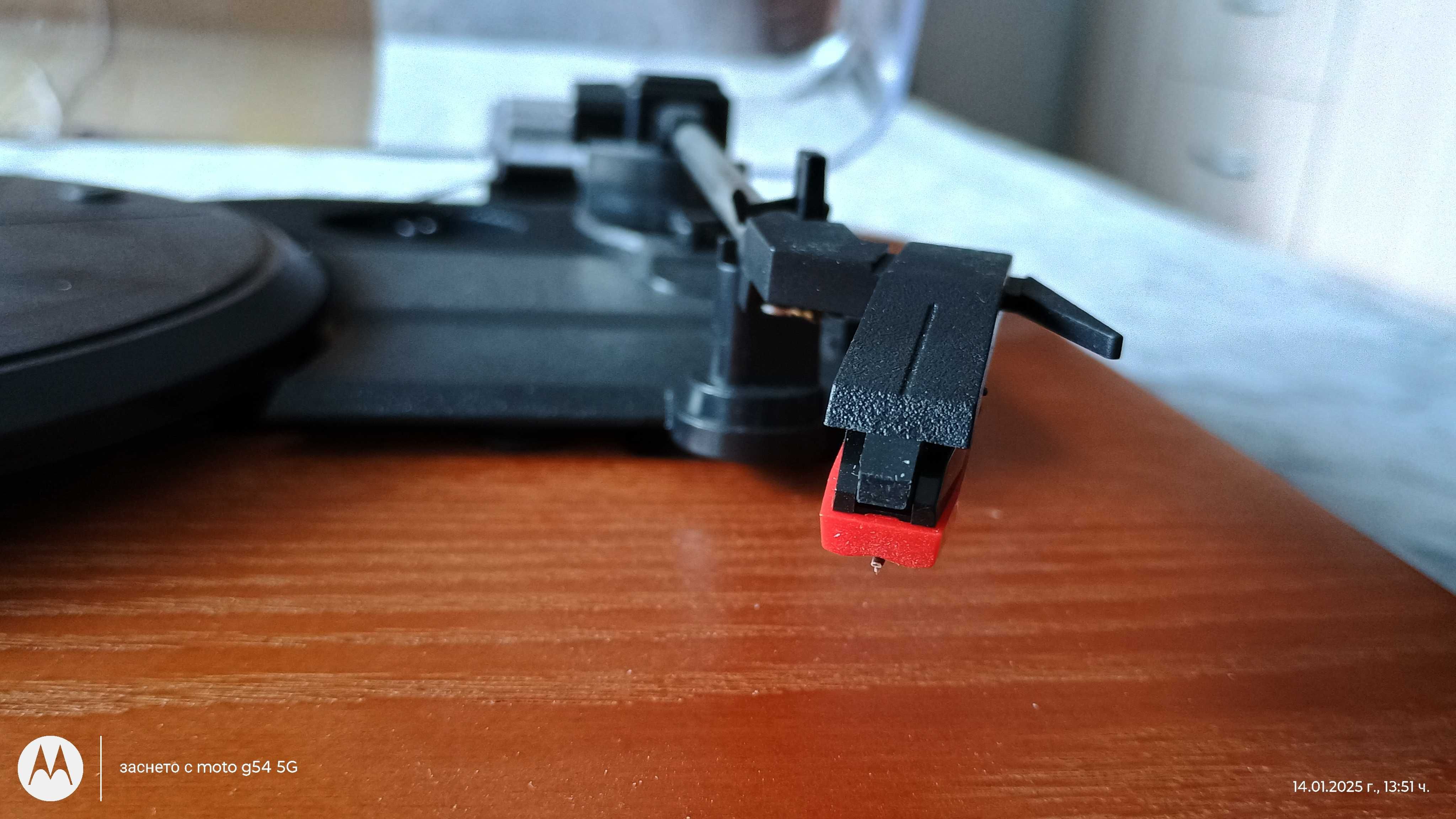 Продавам грамофон AKAI Retro