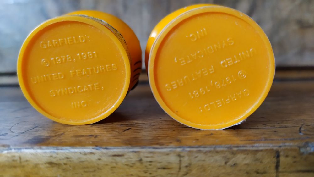 Продавам 2бр Гарфилд, кутийки от дъвки.