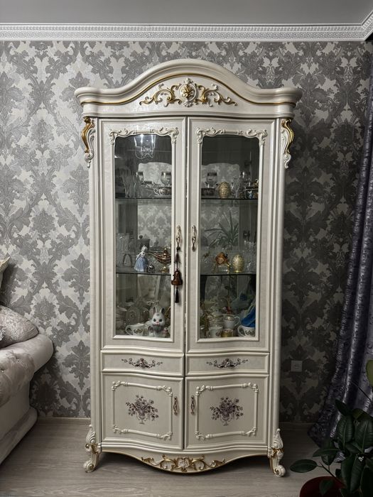 Продается витрина сервант