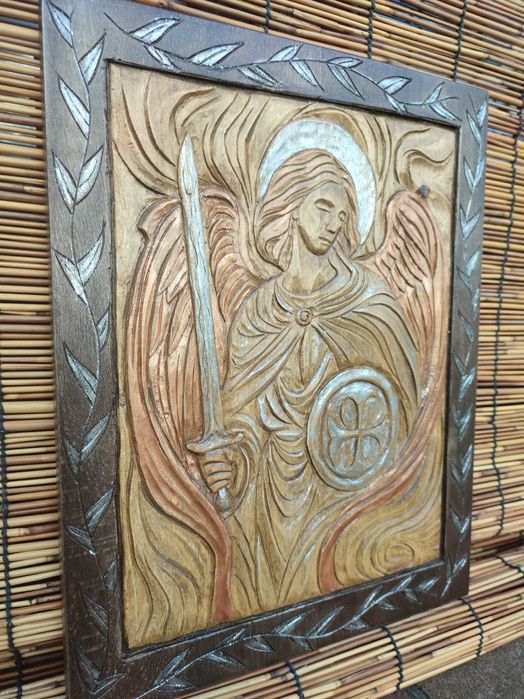 Ръчна Арт дърворезба на Архангел Михаил
