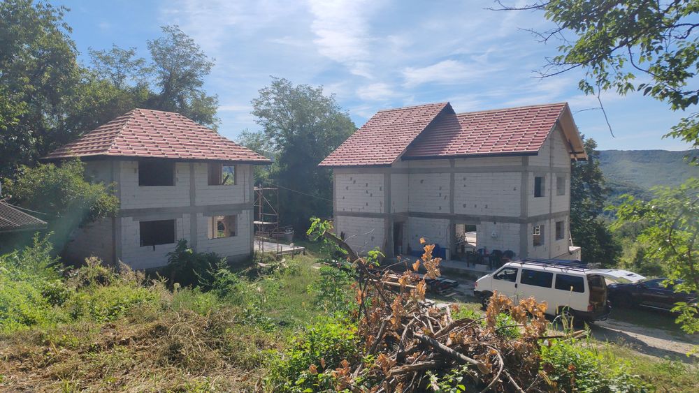 Executam acoperișuri noi sau reparatii de orice fel de constructii