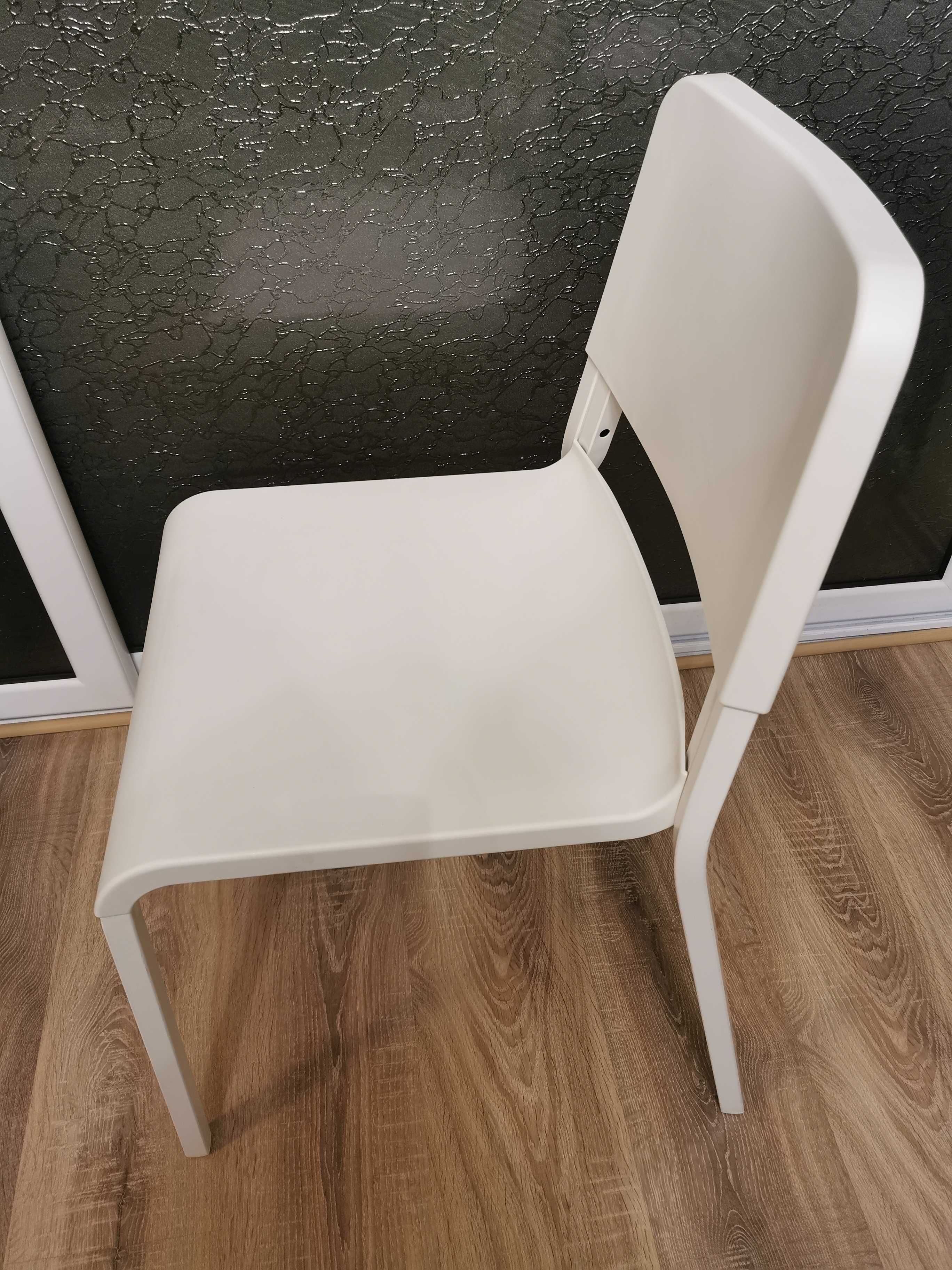 Продавам 3 бели кухненски стола на IKEA