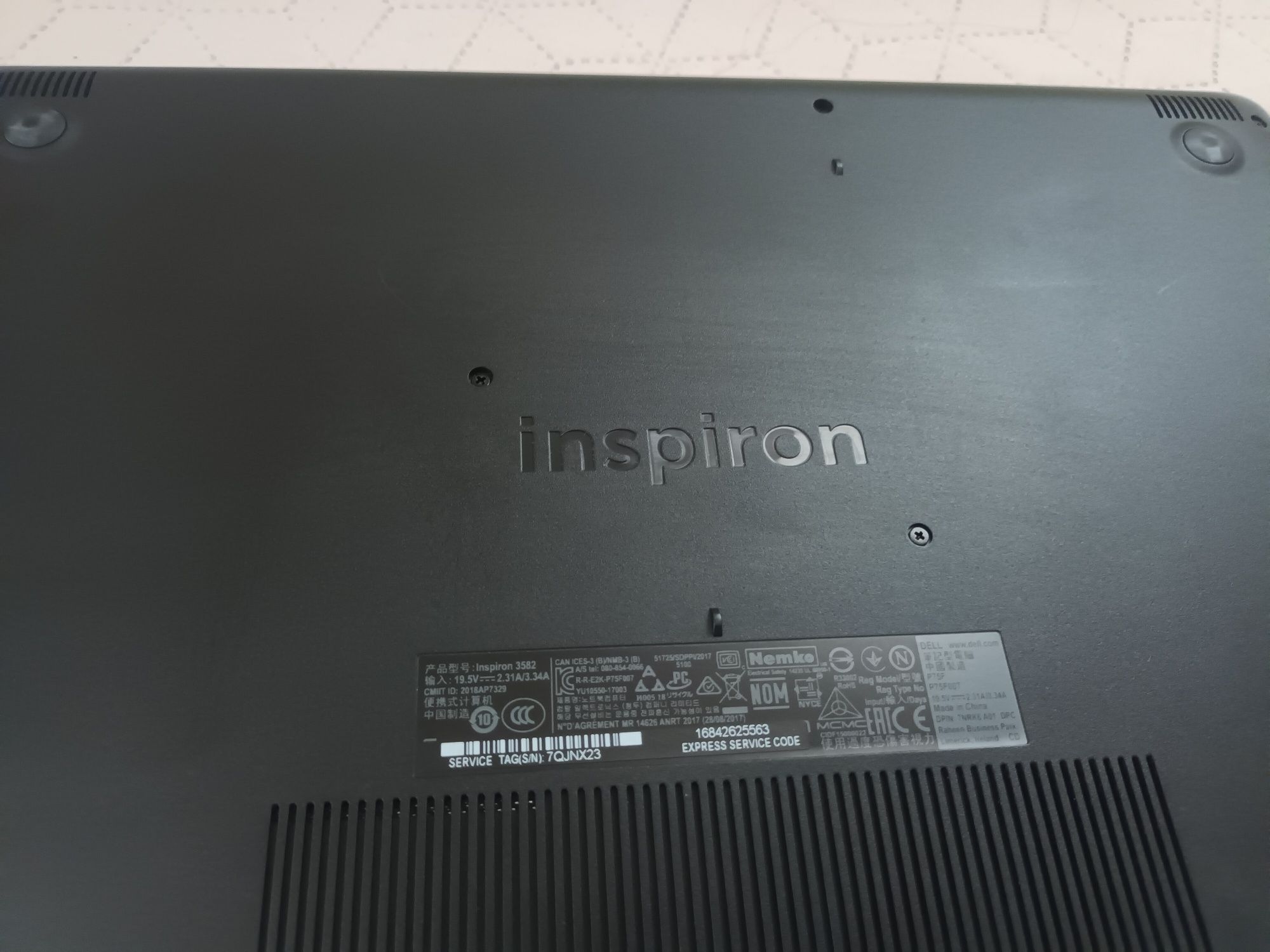 Продавам лаптоп Dell inspiron +2 подаръка