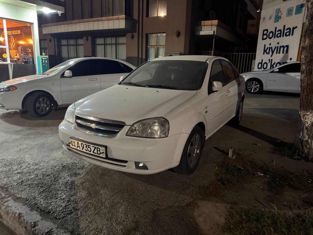 Lacetti 1.8 sotiladi