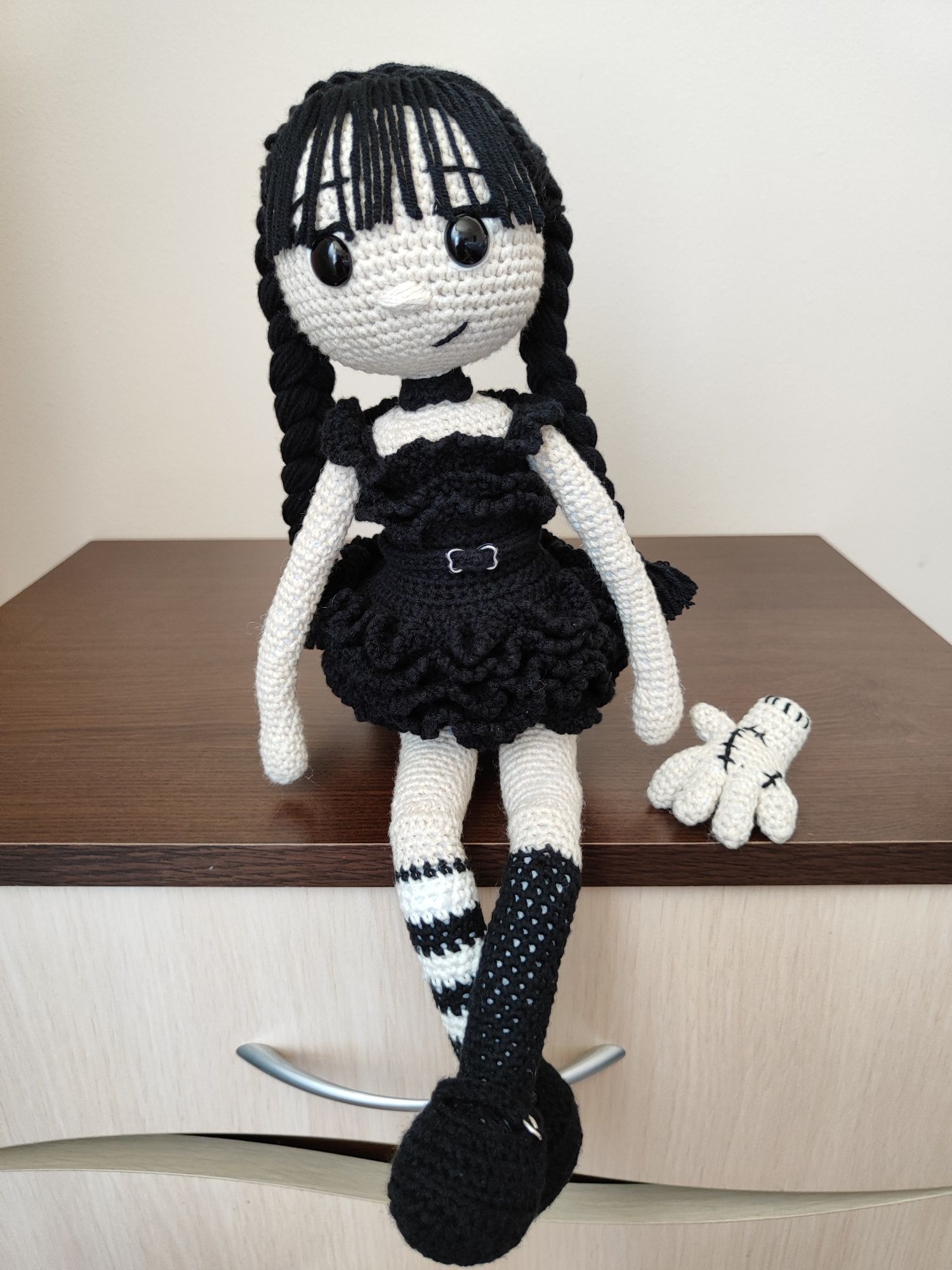 Плетена кукла Уенсдей