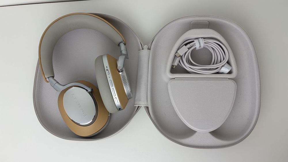 Casti Bowers and Wilkins PX8