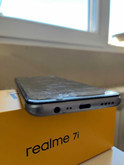 Продавам телефон realme 7i