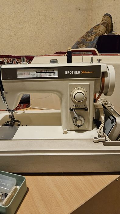 Vând mașină de cusut Brother Pacesseter 607
