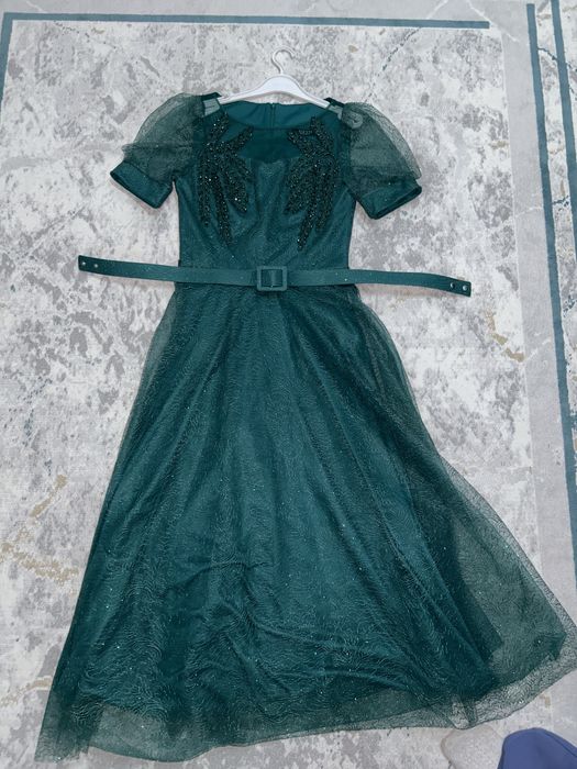 Вечернее платье изумрудного цвета